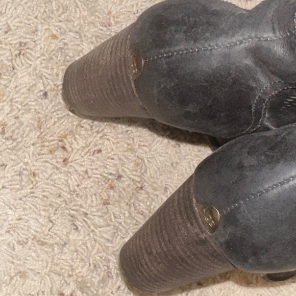 EUC UGG Thames Seaweed Perf Perforated Eyelet Ankle Boot Black Size 7.5 - Picture 7 of 11